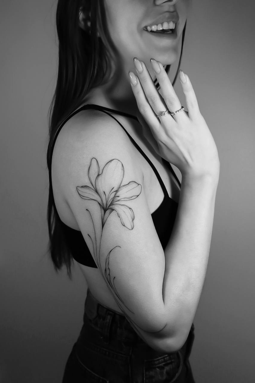 Florální tetování na rameni / Floral tattoo on shoulder